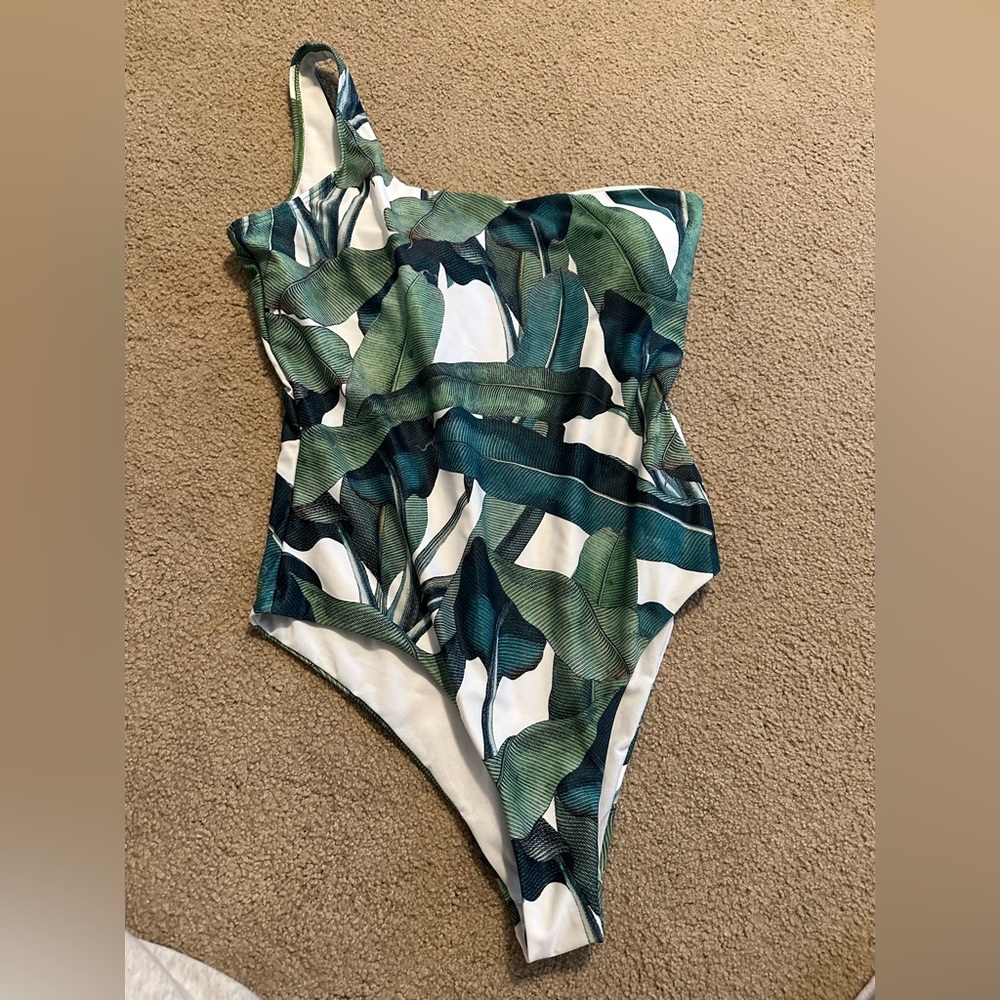 great condition, never worn, the sticker on the crotch part is still on